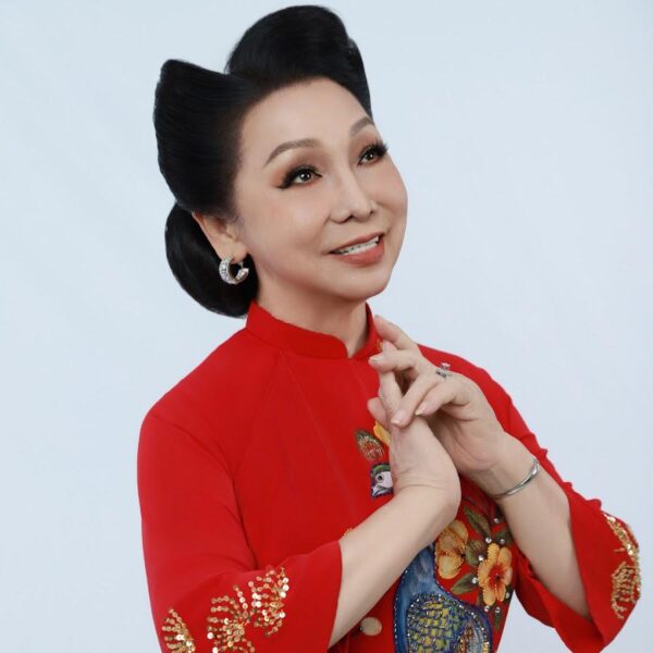 Bức tranh người họa sĩ già lấy cảm hứng từ chiếc áo hoa, kết nối nghệ thuật và cuộc sống.